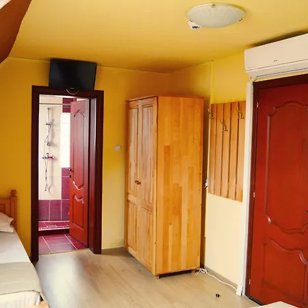 בית הארחה Venesis House 3*